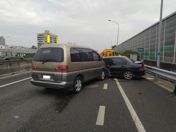 ▲▼    小客車行經國道時意外擦撞護欄，導致後車閃避不及撞上         。（圖／記者黃子倩翻攝）