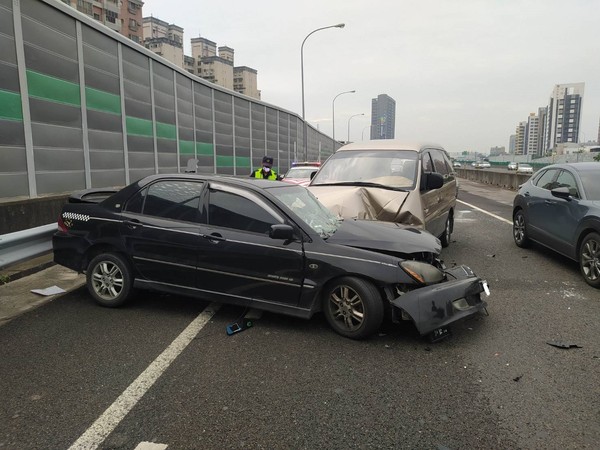 ▲▼小客車行經國道時意外擦撞護欄，導致後車閃避不及撞上         。（圖／記者黃子倩翻攝）