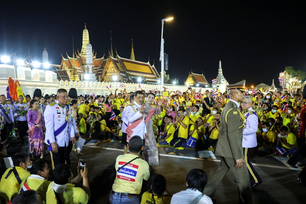 ▲現任泰王瓦吉拉隆功（Vajiralongkorn）偕同皇后蘇堤達（Suthida）出席朱拉隆功的逝世紀念儀式，步出曼谷大皇宮時受到保皇派的熱烈歡迎。（圖／路透）