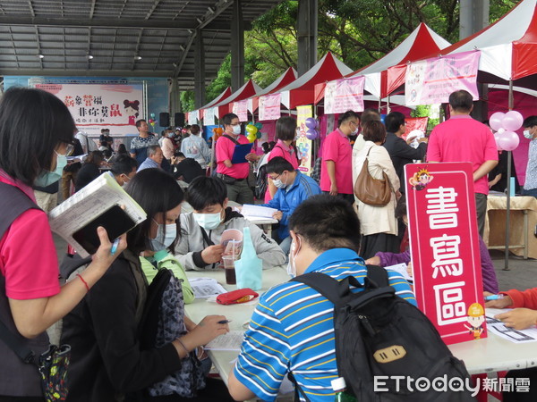 ▲勞動部雲嘉南分署新營就業中心，24日於新營美術園區蓮海棚架廣場舉辦現場徵才活動，18家廠商釋出近700個工作機會，吸引近500人次參加。（圖／記者林悅翻攝，下同）