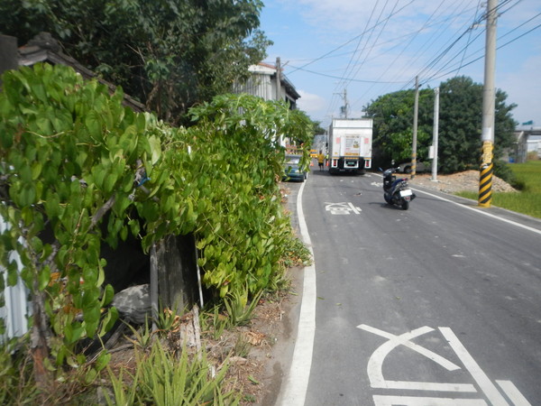 ▲機車騎士欲超大貨車倒地再撞貨車傷重不治。（圖／民眾提供）。