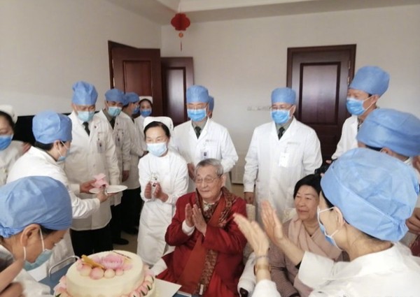 ▲網絡流傳醫護人員為朱鎔基慶祝生日的畫面。（翻攝自抹雲樓主微博）