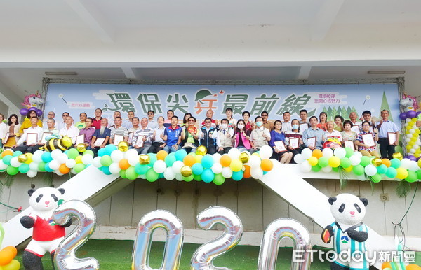 ▲台南市環保局舉辦「2020年績優隊員表揚暨創意趣味競賽」，感謝清潔隊員，竭心盡力維護環境。（圖／記者林悅翻攝，下同）