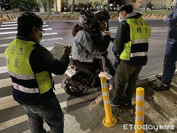 ▲▼警方會同環保局在蘆洲、五股各地攔查改裝噪音機車。（圖／記者陳豐德翻攝）