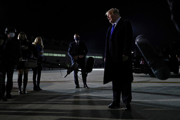 ▲▼川普前往威斯康辛州出席競選活動，在空軍一號外接受媒體採訪。（圖／路透）