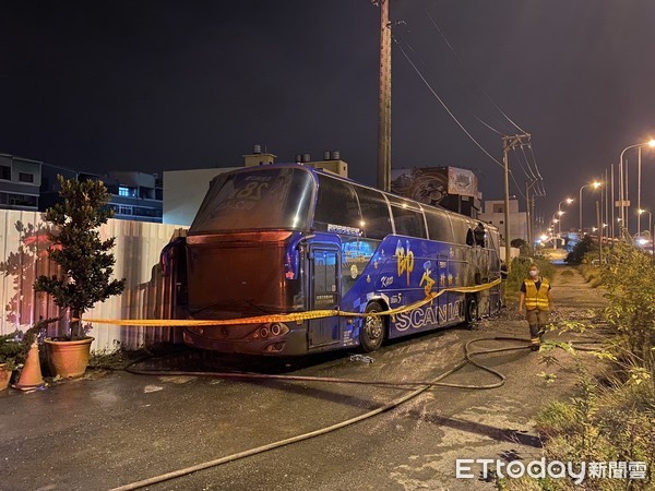 ▲▲台南市北區中華北路一段與安明路一段口，凌晨發生1起遊覽車火燒車事件，消防人員全力滅火，並查出疑父子因家庭糾紛，受害人父親涉嫌酒後縱火。（圖／記者林悅翻攝，下同）