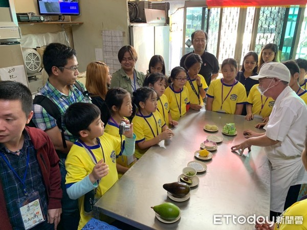 ▲中華醫大USR團隊與南大附小彩虹斑馬志工隊，合辦酪梨食農教育國際交流，邀請國際生和附小學生共50人，參與農場體驗與營養料理實作。（圖／記者林悅翻攝，下同）