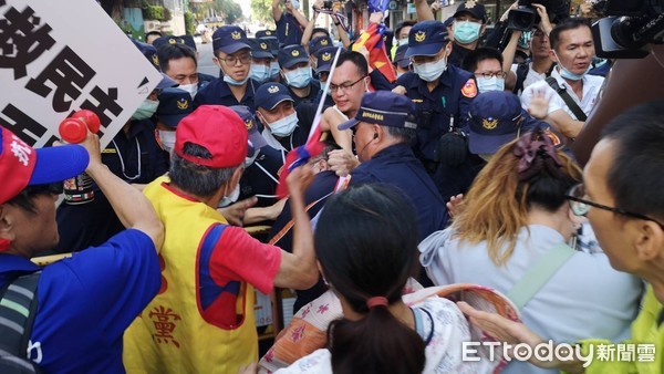 ▲中天聽證會，場外爆警民衝突（圖／記者黃彥傑攝）