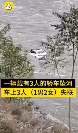▲ 民眾目擊轎車落水後，有人趴在車上。（圖／翻攝自梨視頻）