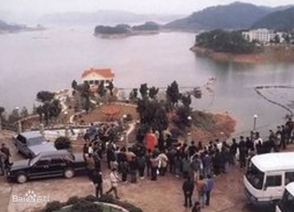 ▲▼千島湖事件24名台灣人被劫財燒死在船艙內，家屬到現場招魂悲痛欲絕。（圖／翻攝自百度百科）