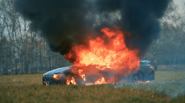 ▲▼俄羅斯網紅燒毀AMG GT 63 S。（圖／翻攝自Facebook／Autorius News Indonesia）