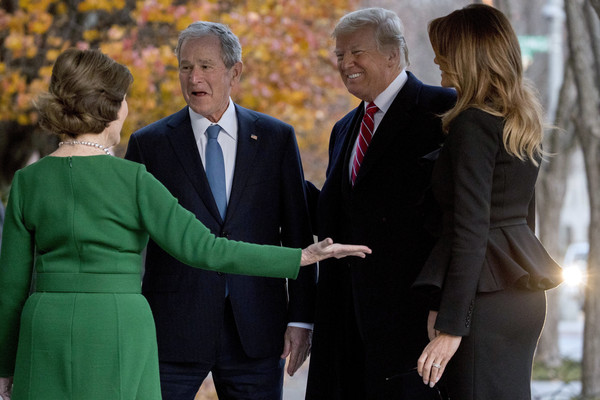 ▲▼美國總統川普與前總統小布希（George W. Bush）在2018年12月4日華府布萊爾賓館見面。（圖／達志影像／美聯社）