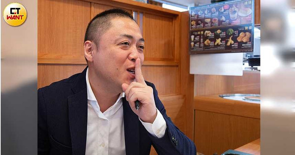 被問到人氣扭蛋的中獎率時，董事長西川健太郎伸出食指，堅決不透露。（圖／黃耀徵攝）