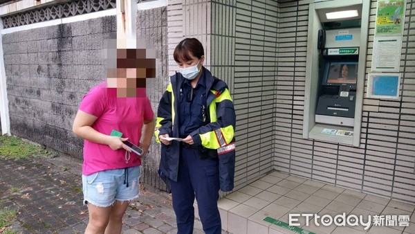 ▲屏東縣內埔警分局新北勢派出所警員黃宇彤、莊子悦執行巡邏勤務時，成功阻止曾少被騙            。（圖／記者陳崑福翻攝）