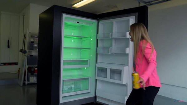 打開冰箱會有開機音效，內部也是Xbox主機招牌綠光。（翻攝自iJustine YouTube頻道）