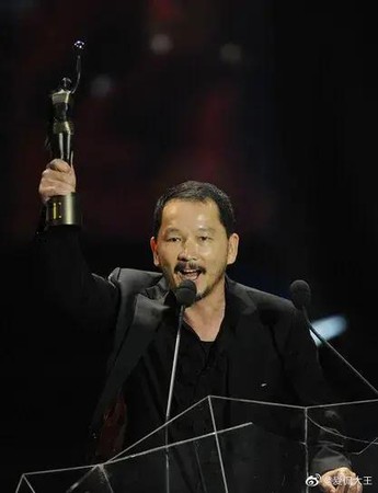 廖啟智是香港演藝圈知名綠葉，曾2度奪下香港金像獎最佳男配角獎。（翻攝自愛侃大王微博）