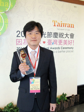 ▼《花漾爺爺》製作人羅英石（羅PD）來台獲頒台灣觀光貢獻獎。（圖／東森綜合）