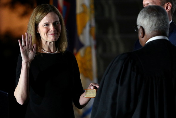 ▲▼ 美國總統川普提名的巴瑞特（Amy Coney Barrett）正式宣誓就職美國大法官。（圖／路透）