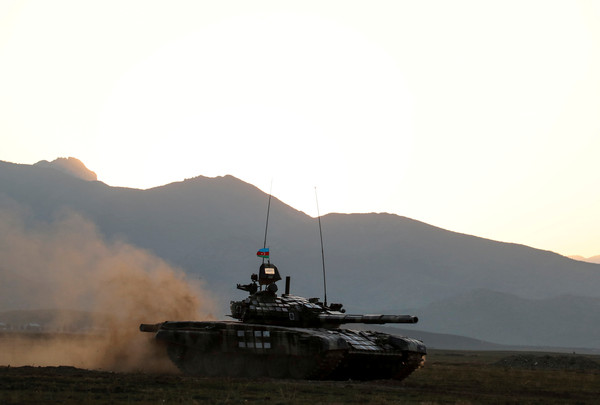 ▲▼ 亞塞拜然士兵在軍事訓練中進行坦克訓練。（圖／路透）