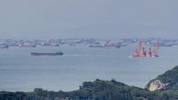 ▲馬祖南竿遭陸籍抽砂船集結圍島 馬祖海巡增派1000噸新北艦支援 。（圖／民眾提供）