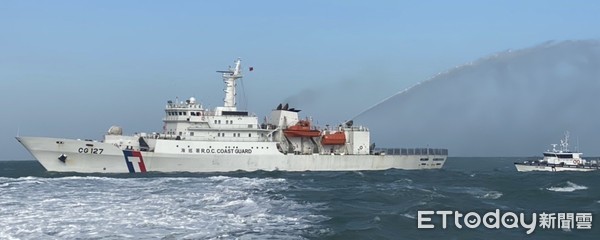 ▲陸抽砂船大圍島！2000噸新北艦進駐馬祖南竿 限制水域內全數淨空。（圖／記者郭世賢翻攝）