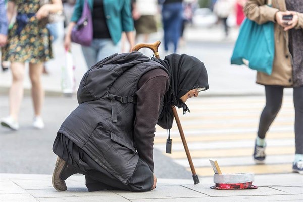▲埃及老婦不但隱藏自己包租婆身分上街乞討，就連腿瘸都是裝的。（圖／達志影像）
