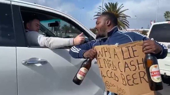 ▲▼一名南非男子「販賣笑容」，受到陌生人資助有望買房。（圖／翻攝自Instagram／sign_diso）