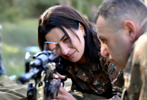 ▲▼亞美尼亞總理夫人安娜•哈科比揚（Anna Hakobyan）接受軍事訓練，並且表示將親赴前線。（圖／翻攝自Anna Hakobyan Facebook）