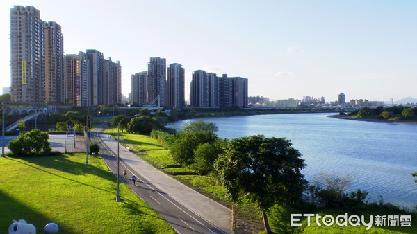 ▲▼新店溪,左岸,中和,親水河岸特區生活,華中橋,河濱公園,新北恐龍園區。（圖／記者姜國輝攝）