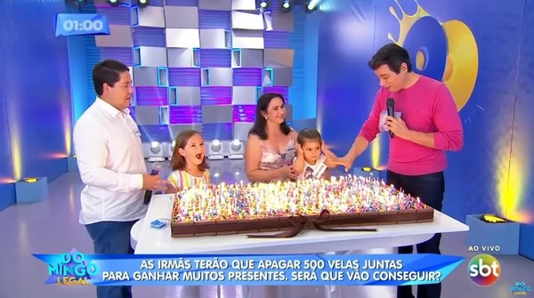 ▲▼巴西小姊妹不搶了！上節目吹熄500支蠟燭。（圖／翻攝自YouTube／Domingo Legal）