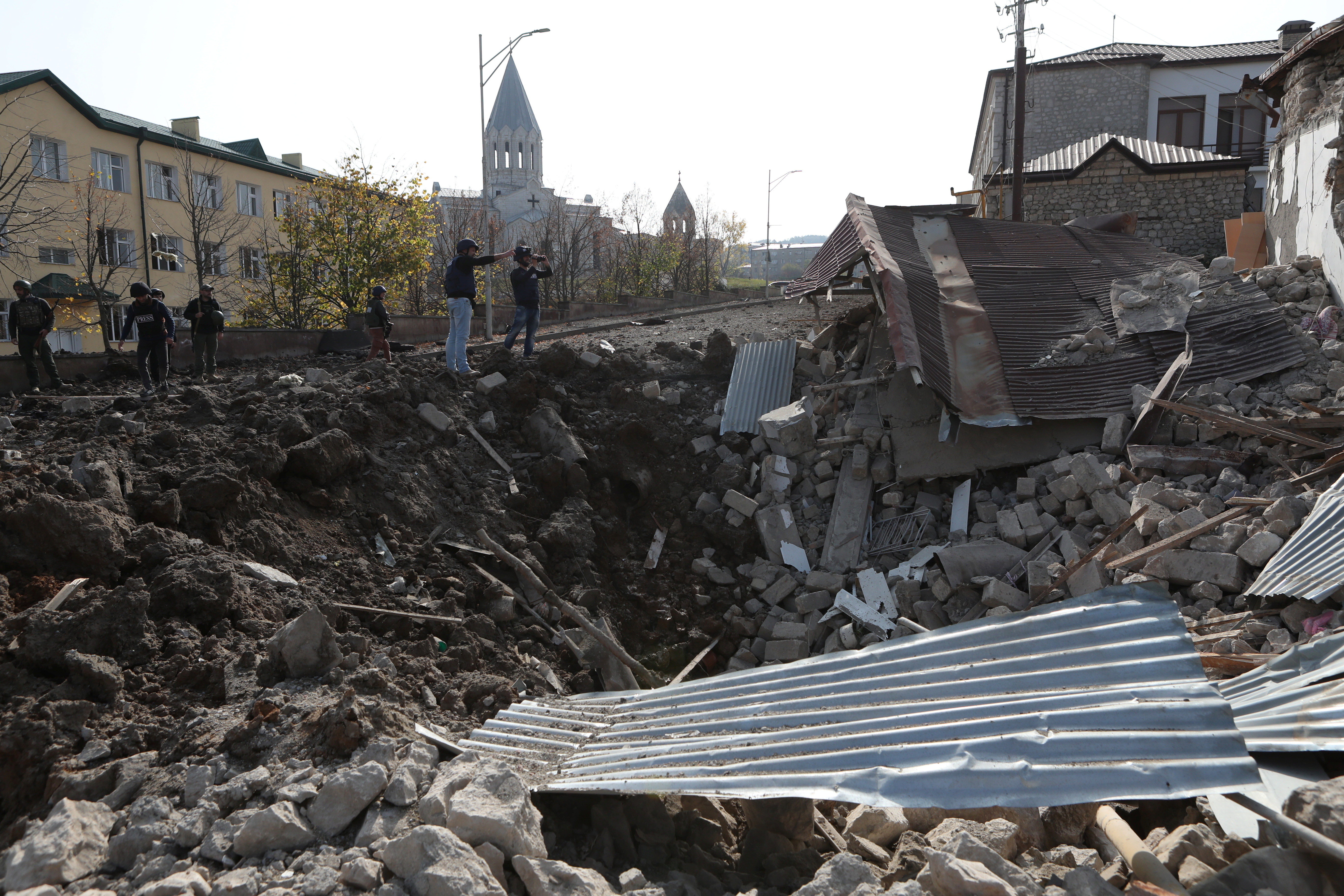 ▲亞塞拜然、亞美尼亞在主權爭議地區納哥諾卡拉巴克（Nagorny Karabakh）發生邊境衝突，當地28日遭到砲擊。（圖／路透）