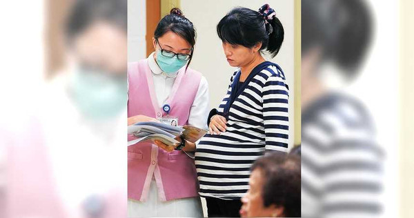 韓國研究顯示，孕婦若過於頻繁接觸高溫烹調產生的致癌物，孩子出生後會較為躁動。（圖／報系資料庫）