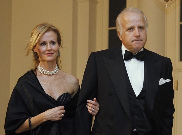 ▲吉姆．拜登（Jim Biden）與妻子莎拉（Sara Biden）2011年現身白宮，出席華府國宴。（圖／達志影像／美聯社）