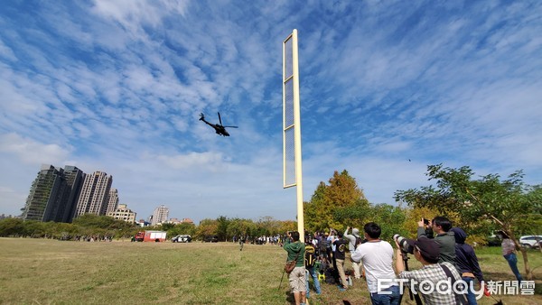 ▲阿帕契、黑鷹直升機今降新竹高鐵旁　　軍事迷帶「大砲」全程盯場。（圖／記者陳凱力攝）