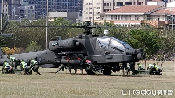 ▲阿帕契、黑鷹直升機今降新竹高鐵旁　　軍事迷帶「大砲」全程盯場。（圖／記者陳凱力攝）
