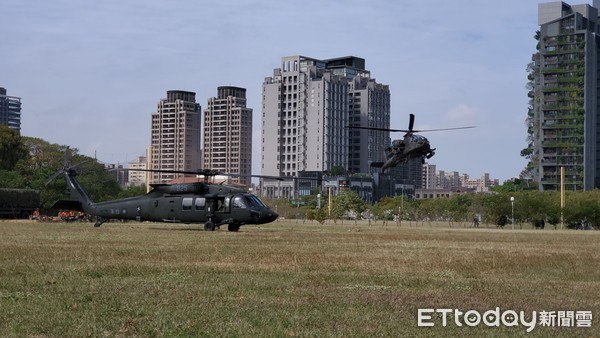 ▲阿帕契、黑鷹直升機今降新竹高鐵旁　　軍事迷帶「大砲」全程盯場。（圖／記者陳凱力攝）