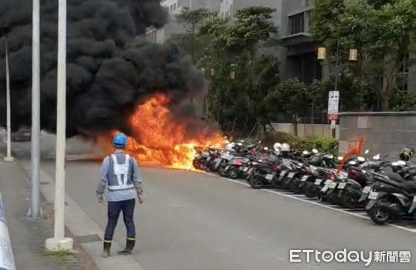 ▲▼陶朱隱園旁機車燃燒。（圖／記者黃彥傑攝）