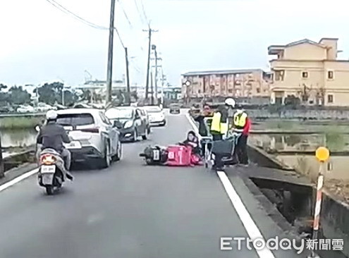 ▲宜蘭一名熊貓女外送員，人車29日遭一轎車撞倒。（圖／記者游芳男翻攝）