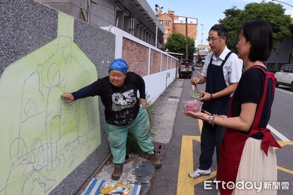 ▲▼大小朋友一起為自己校園外牆完成美化，並深刻體會不同於在紙張畫板上繪畫的感覺。（圖／台東縣政府提供，下同）