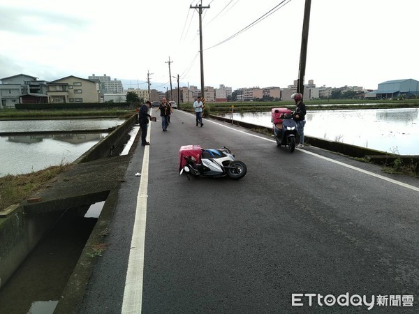 ▲▼宜蘭一名熊貓女外送員，人車29日遭一轎車擦撞倒地。（圖／記者游芳男翻攝，下同）