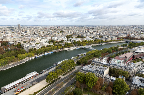 ▲▼巴黎的著名景區，在埃菲爾鐵塔上俯瞰流經巴黎市區的塞納河，自中世紀初期以來，塞納河就一直是巴黎之河，城市在河岸邊建立起來，河流與城市不可分離。（圖／CFP）