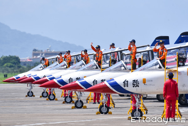 ▲▼中華民國空軍,AT-3,自強號高級教練機,雷虎小組,特技飛行,高教機。（圖／記者李毓康攝）