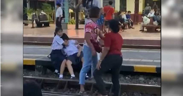 泰國一名少女，因為在車站播放頌聖歌時，並未起立頌唱，結果遭到一旁的大媽搧巴掌教訓。（圖／翻攝自ซีนิว วิวเว่อร์ 4K臉書）
