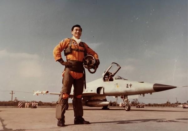 戰鬥機飛行員出身的馮世寬上過空軍月刊，身後就是F-5戰機。（翻攝自空軍月刊）