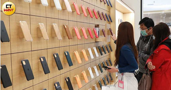 蘋果信義A13直營門市銷售各式各樣的MagSafe矽膠保護殼、皮套等，新款iPhone 12和iPhone 12 Pro皆適用。（圖／王永泰攝）