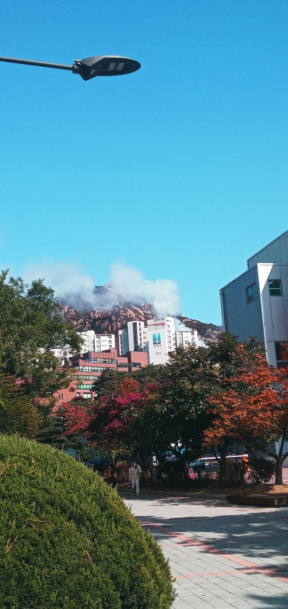 ▲▼首爾北漢山起火，距離鄰近住宅僅不到300公尺。（圖／翻攝自Twitter@pengsooduckoo）