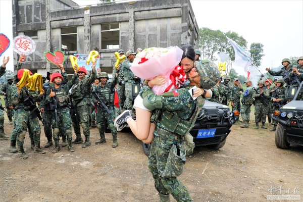 ▲▼特指部特3營李致良下士向女友求婚。（圖／青年日報）