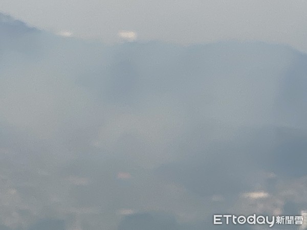 ▲新竹山林大火狂燒3小時　正對國小後門&hellip;師生遭濃煙壟罩。（圖／記者陳凱力翻攝）