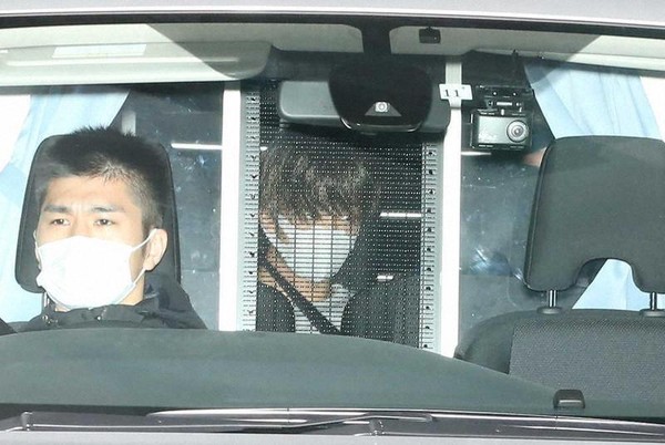 伊藤健太郎（後中）因車禍肇事逃逸被捕，今早被送往東京地檢署。（翻攝自日本體育報）