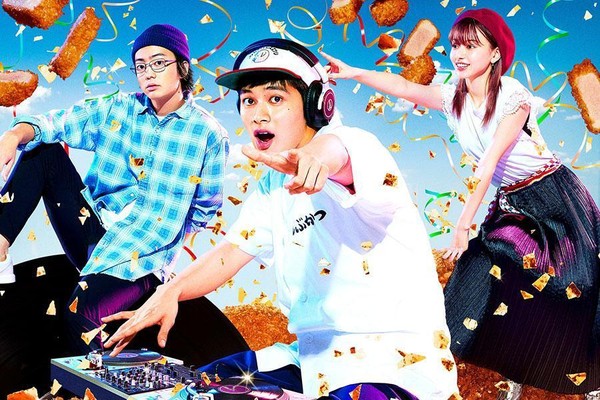 伊藤健太郎（左）與緋聞女友山本舞香（右）都有演出今在日本上映的新片《炸豬排DJ揚太郎》。（翻攝自lmaga.jp）